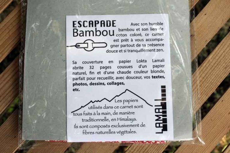 Le carnet de notes et de voyage Escapade Bambou est présenté dans une pochette avec informations sur le produit.