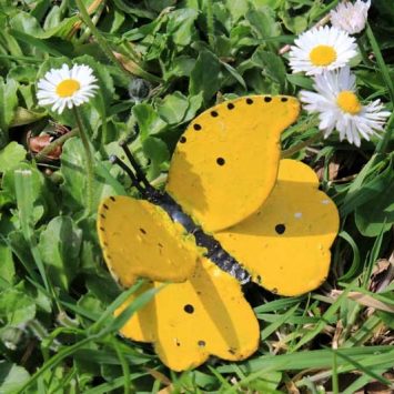 Papillon jaune à fixer. Métal recyclé peint. A & P