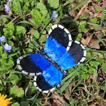 Papillon jaune à fixer. Métal recyclé peint. A & P