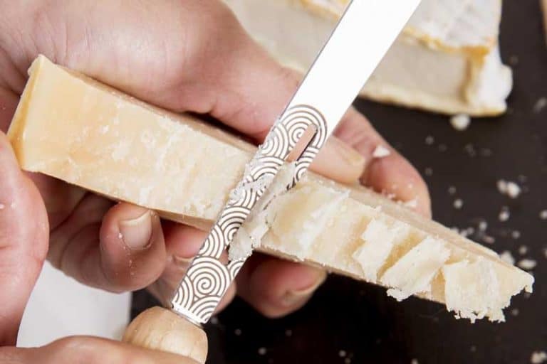 YANA couteau à fromage et râpe à copeaux, lame gravée. Bois|Fait en Bretagne. France.