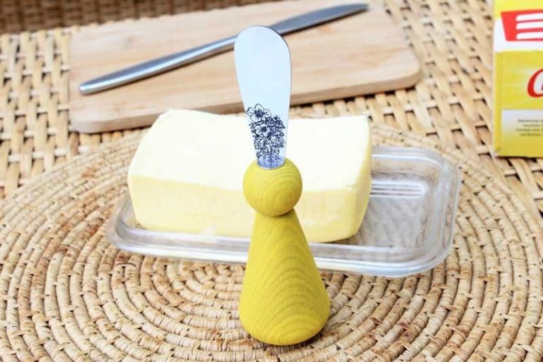 NOLWENN Couteau à beurre, lame gravée. Bois|Fait en Bretagne. France (Lib).