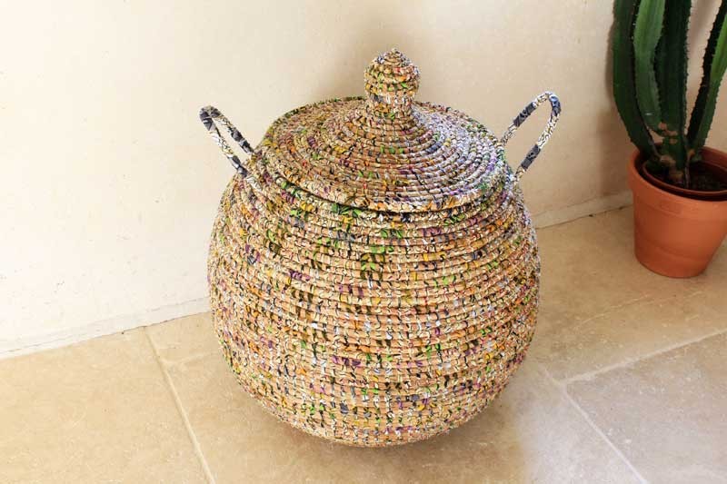 Panier à linge ou de rangement paille et wax recyclé. Multicolore. Sénégal
