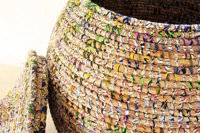 Panier à linge ou de rangement paille et wax recyclé. Multicolore. Sénégal