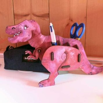 Pot à crayons Dino- Tyrannosaure en bois recyclé. Allemagne.