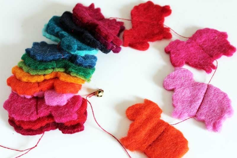 Guirlande "Moutons" multicolore en laine naturelle feutrée. Lamali.