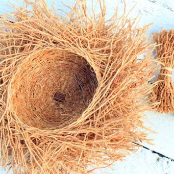 Nids en vétiver, petit format. Diamètre intérieur env. 8 cm.