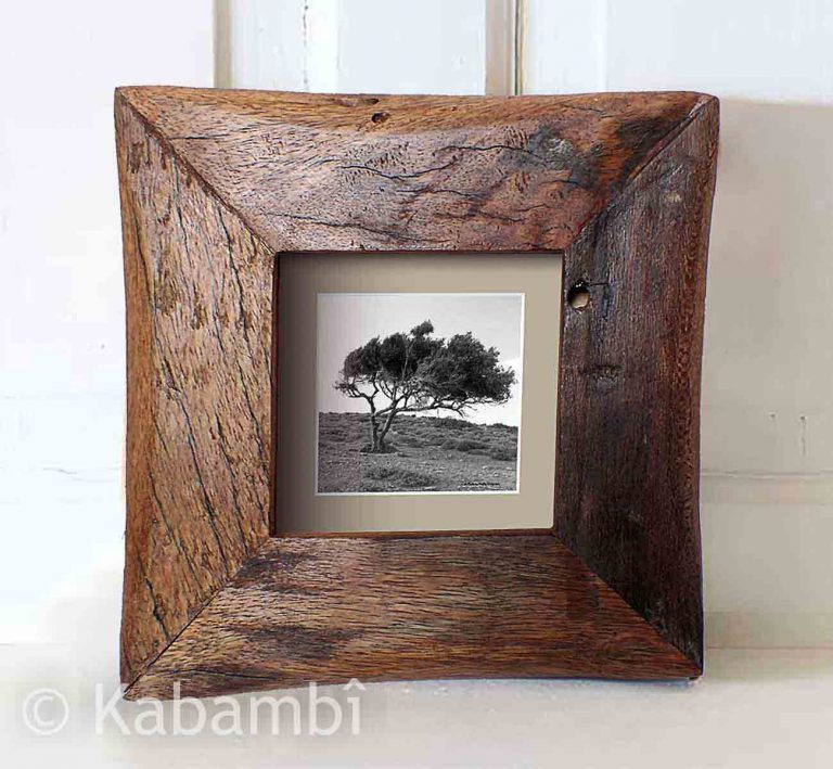 Cadre Nzito en bois de récupération, debout- photo illustrative