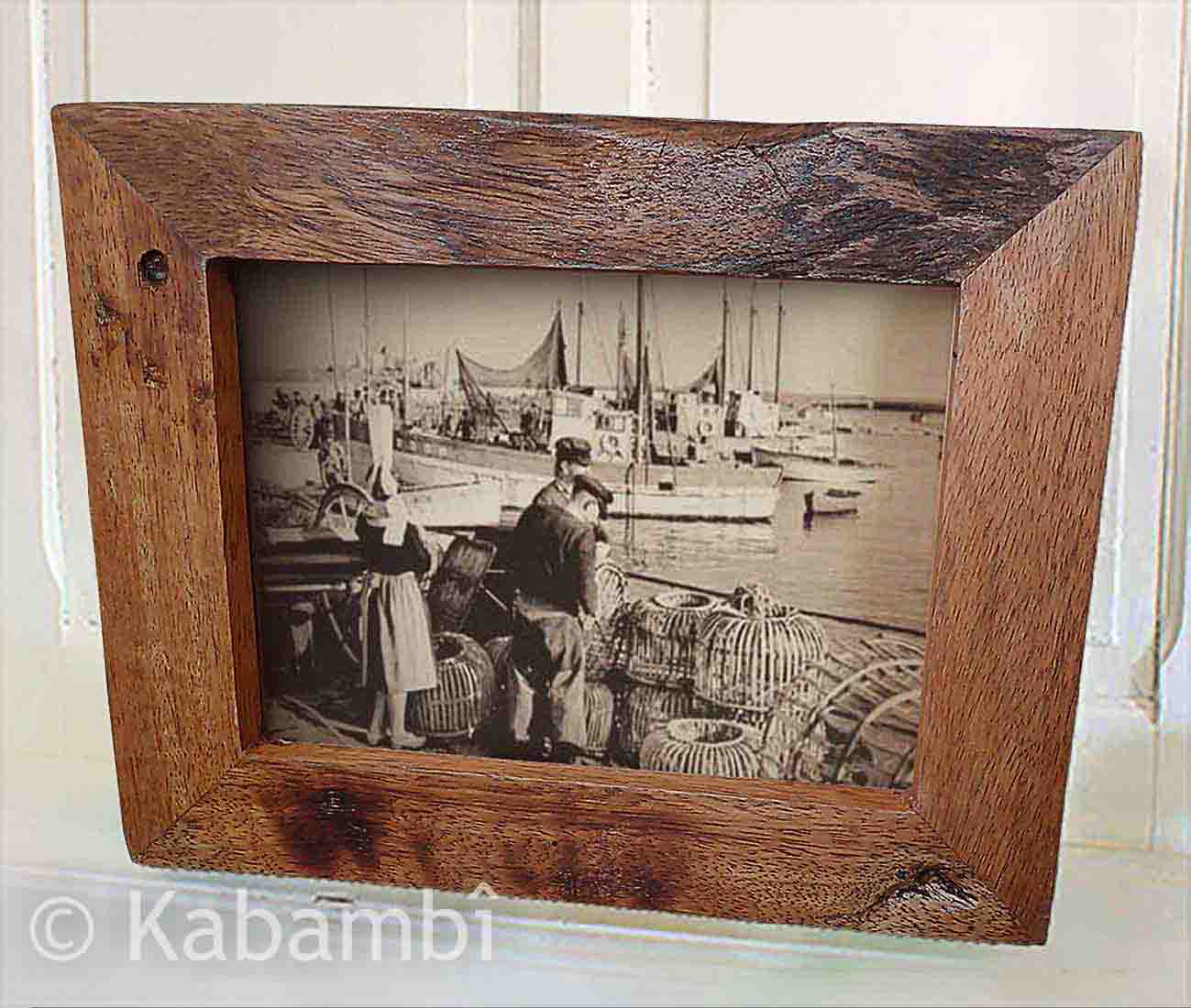 Cadre photo 23 x 28 cm en bois de récupération. NZITO. Tanzanie.