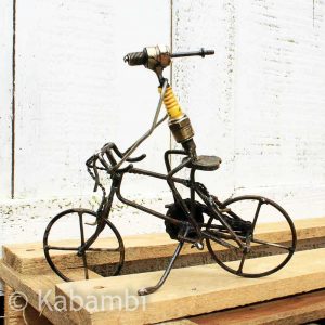 Figurine upcycling cycliste en bougies d'allumage.