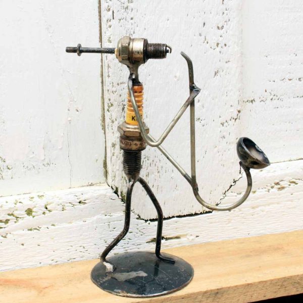 Figurine bougies d'allumage saxophoniste. Upcycling.
