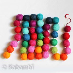 Lamali: Guirlande avec 45 boules en feutre. Fait main au Népal.