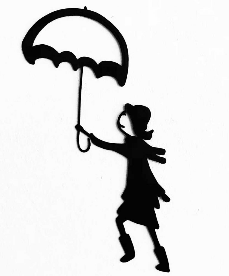 Déco murale en amidon de maïs. La fille avec son parapluie.