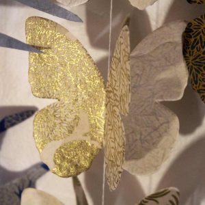 Guirlande papillon en papier lokta de Lamali, Paris.