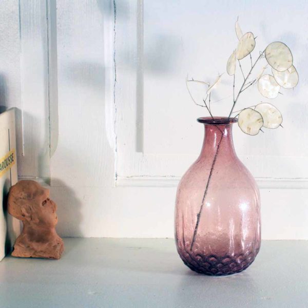 Vase de couleur prune ou verte en verre recyclé.