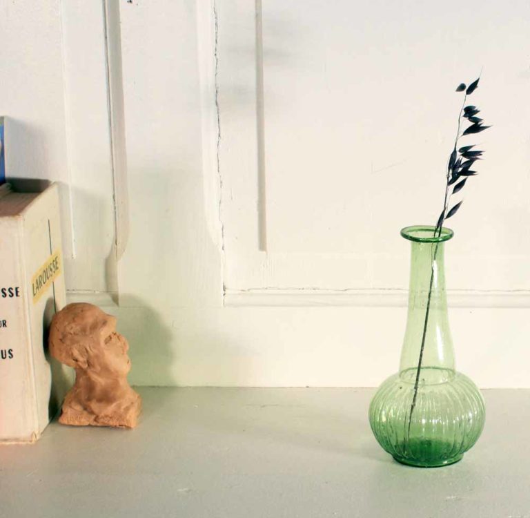 Vase haut en verre recyclé. Couleur verte.