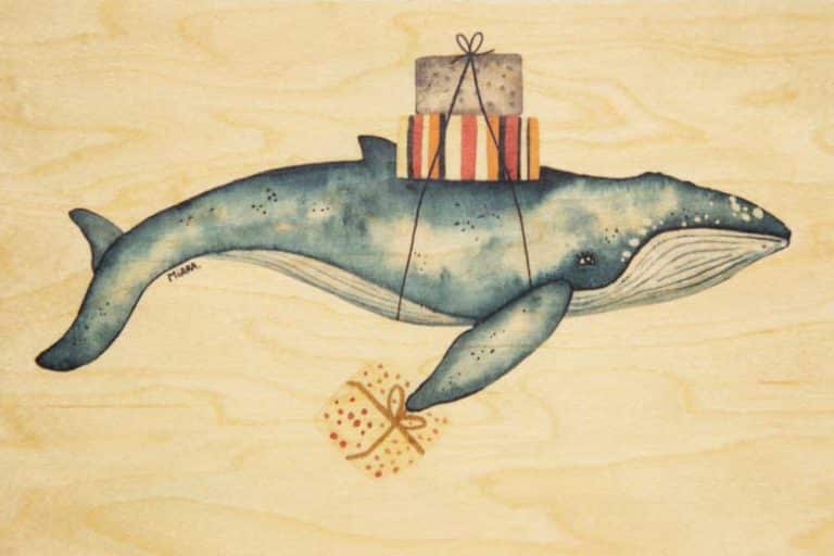 Carte postale en bois "Baleine et cadeaux" de Woodhi.