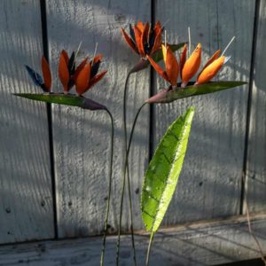 Fleur de perroquet ou de paradis peint à la main en métal recyclé.