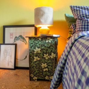 Tabouret/Table d'appoint "Vintage Floral" en bois recyclé. WERKHAUS