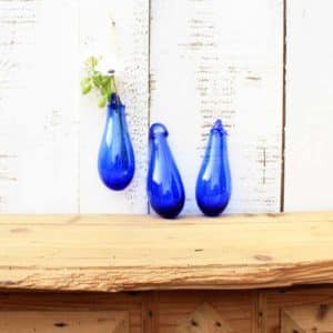 Vase soliflore "goutte" à suspendre en bleu foncé.